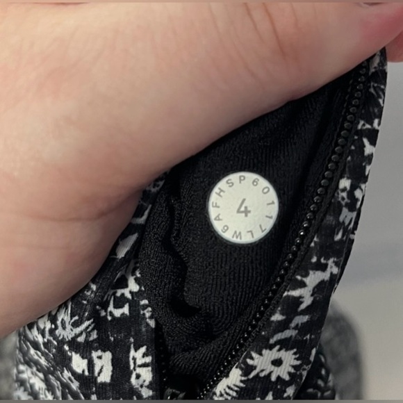 Lululemon Sole Training Crop - Sz 4 - Picture 2 of 6